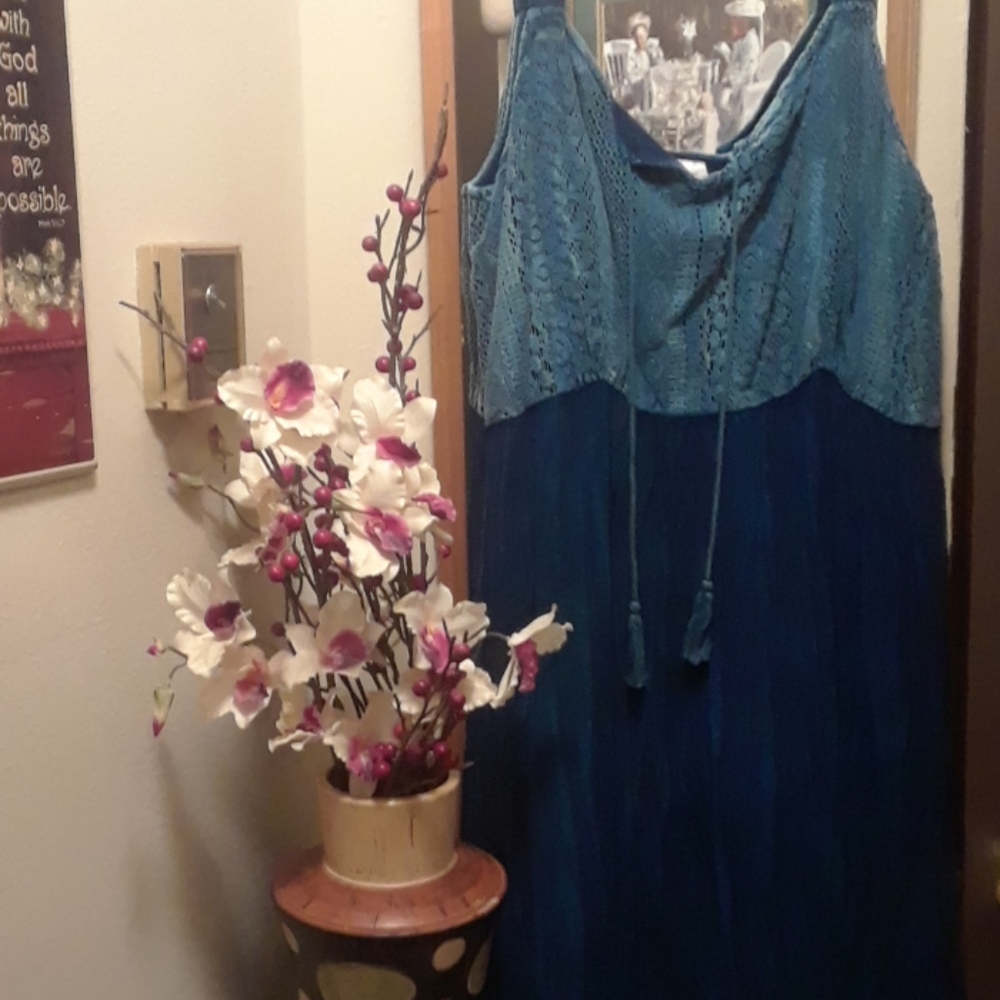 SLEEVELESS DRESS